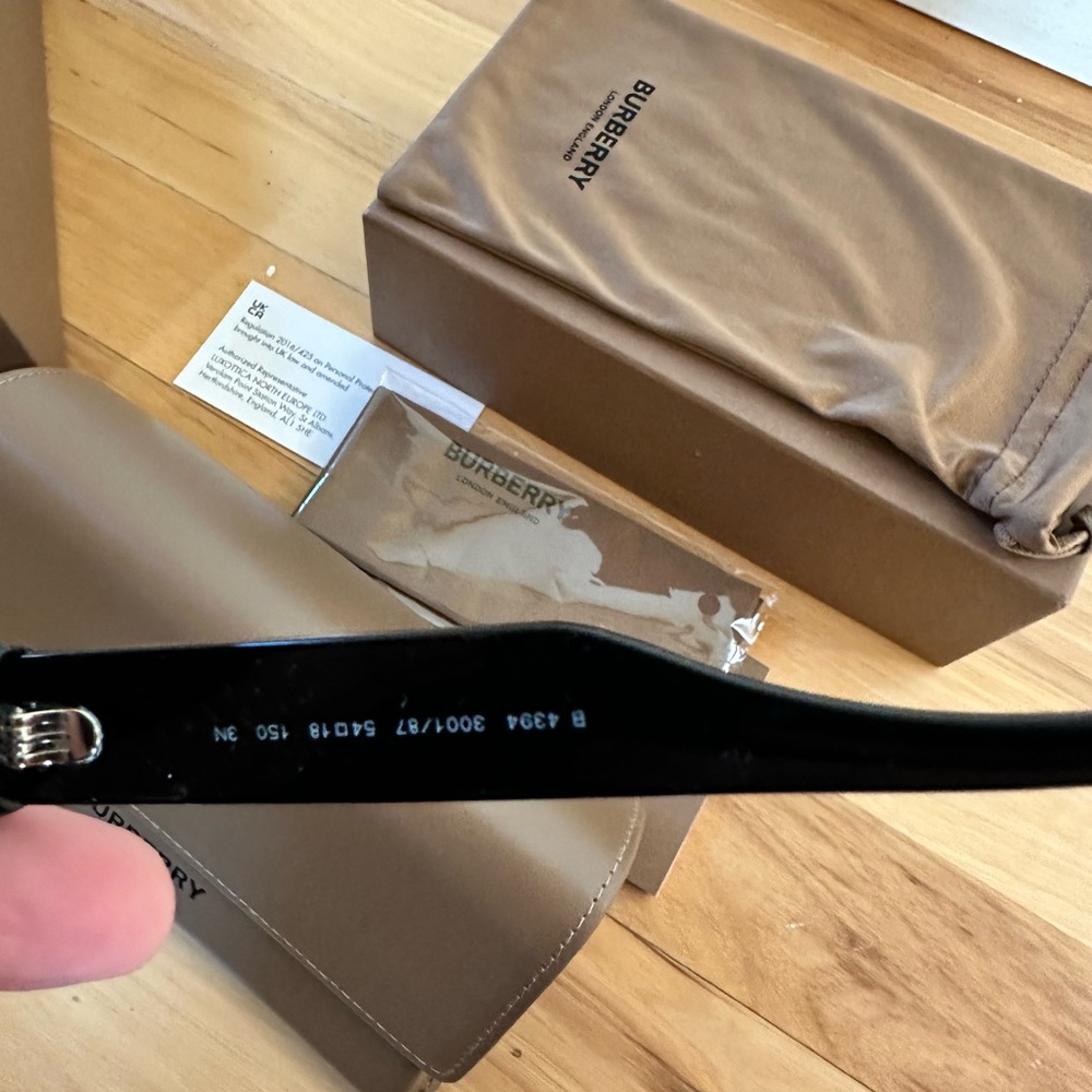 NWT- Burberry Hayden BE4394 Black Sunglasses with Tan Case - Picture 7 of 13